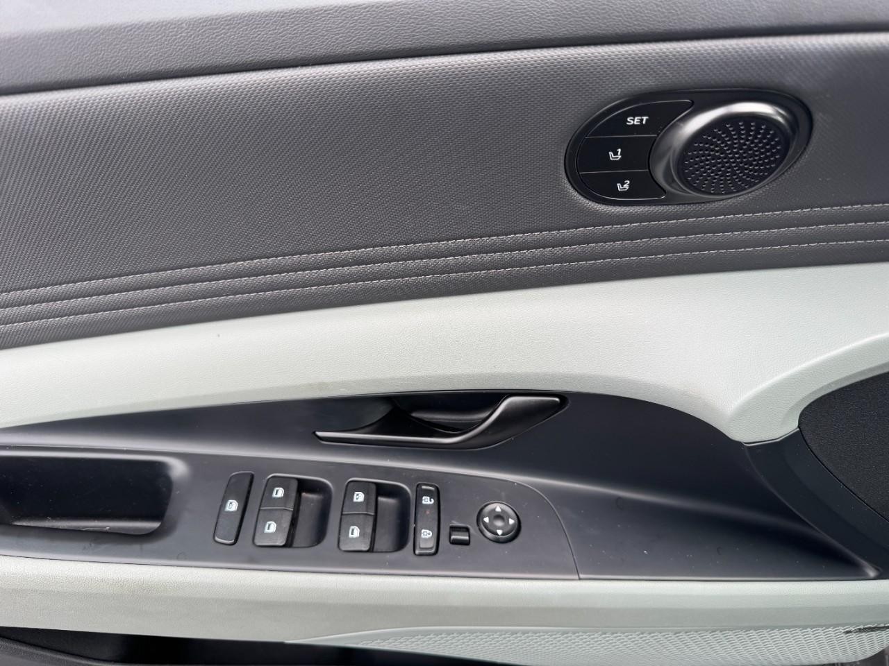 Hyundai Elantra Hybrid Vehicle Full-screen Gallery Image 19