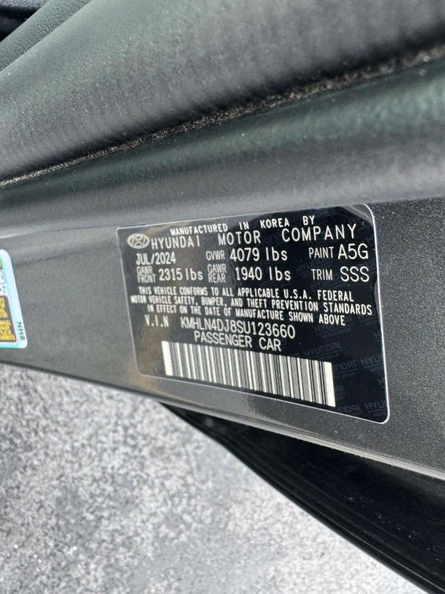 Hyundai Elantra Hybrid Vehicle Full-screen Gallery Image 28