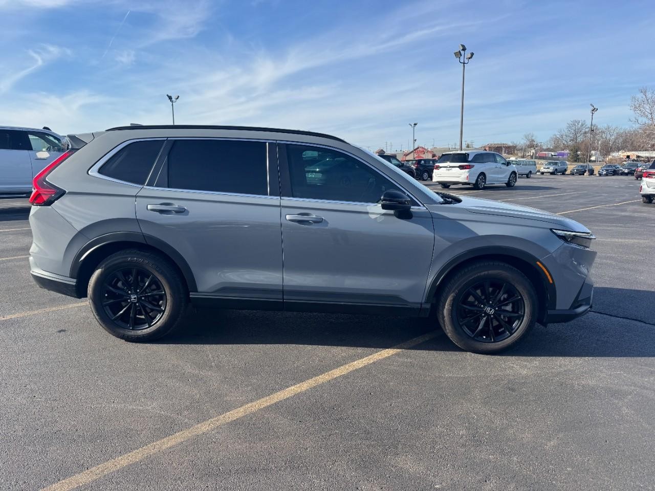 Honda CR-V Hybrid Vehicle Full-screen Gallery Image 02