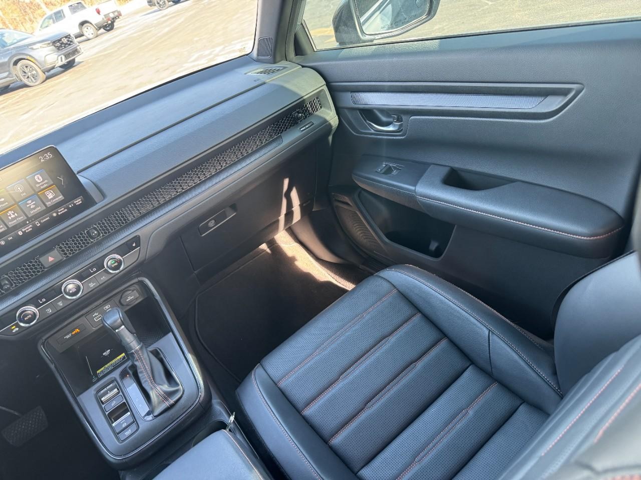 Honda CR-V Hybrid Vehicle Full-screen Gallery Image 16