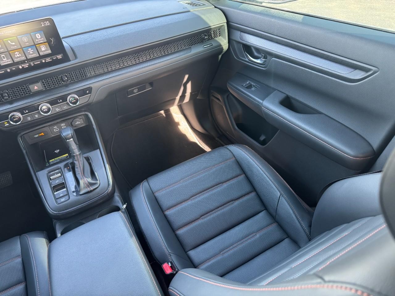 Honda CR-V Hybrid Vehicle Full-screen Gallery Image 17