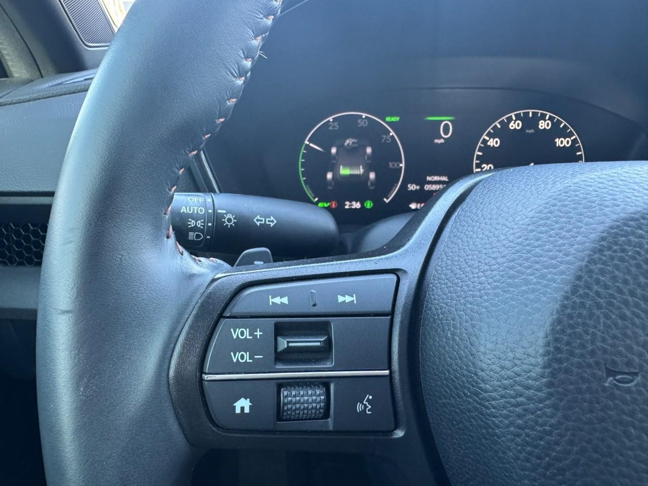 Honda CR-V Hybrid Vehicle Full-screen Gallery Image 22