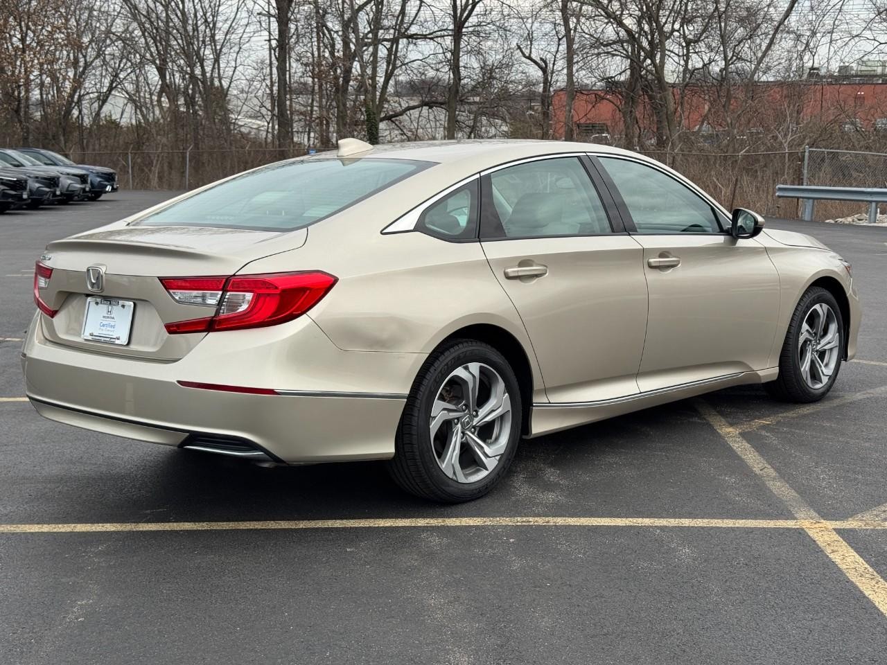 Honda Accord Sedan Vehicle Full-screen Gallery Image 05
