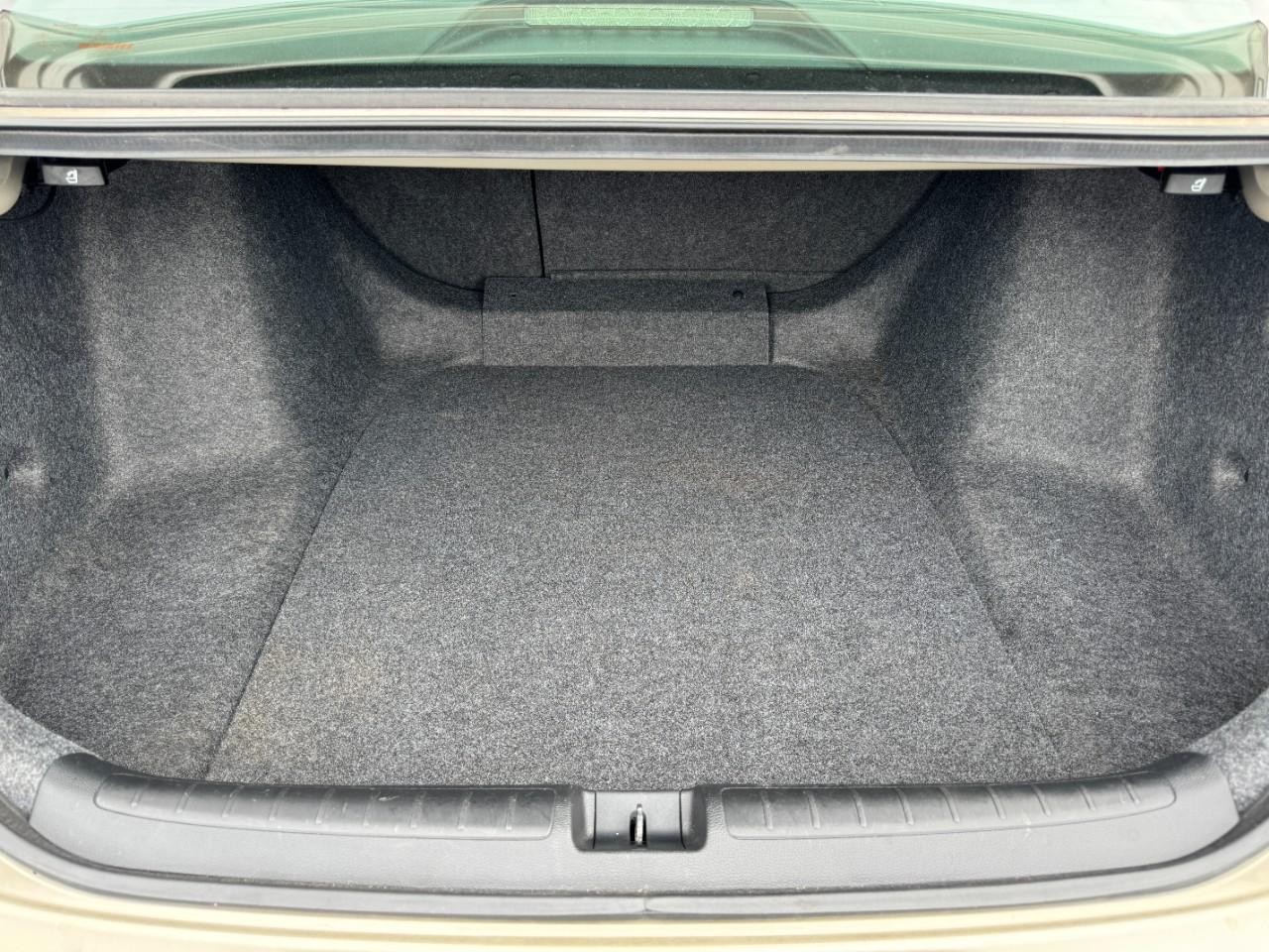 Honda Accord Sedan Vehicle Full-screen Gallery Image 06