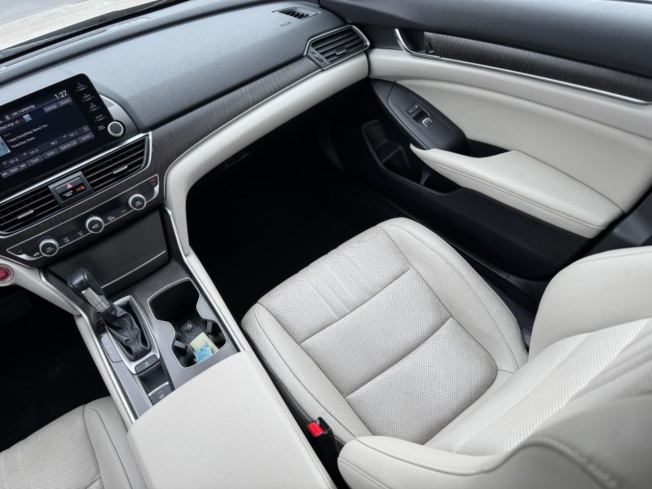 Honda Accord Sedan Vehicle Full-screen Gallery Image 17