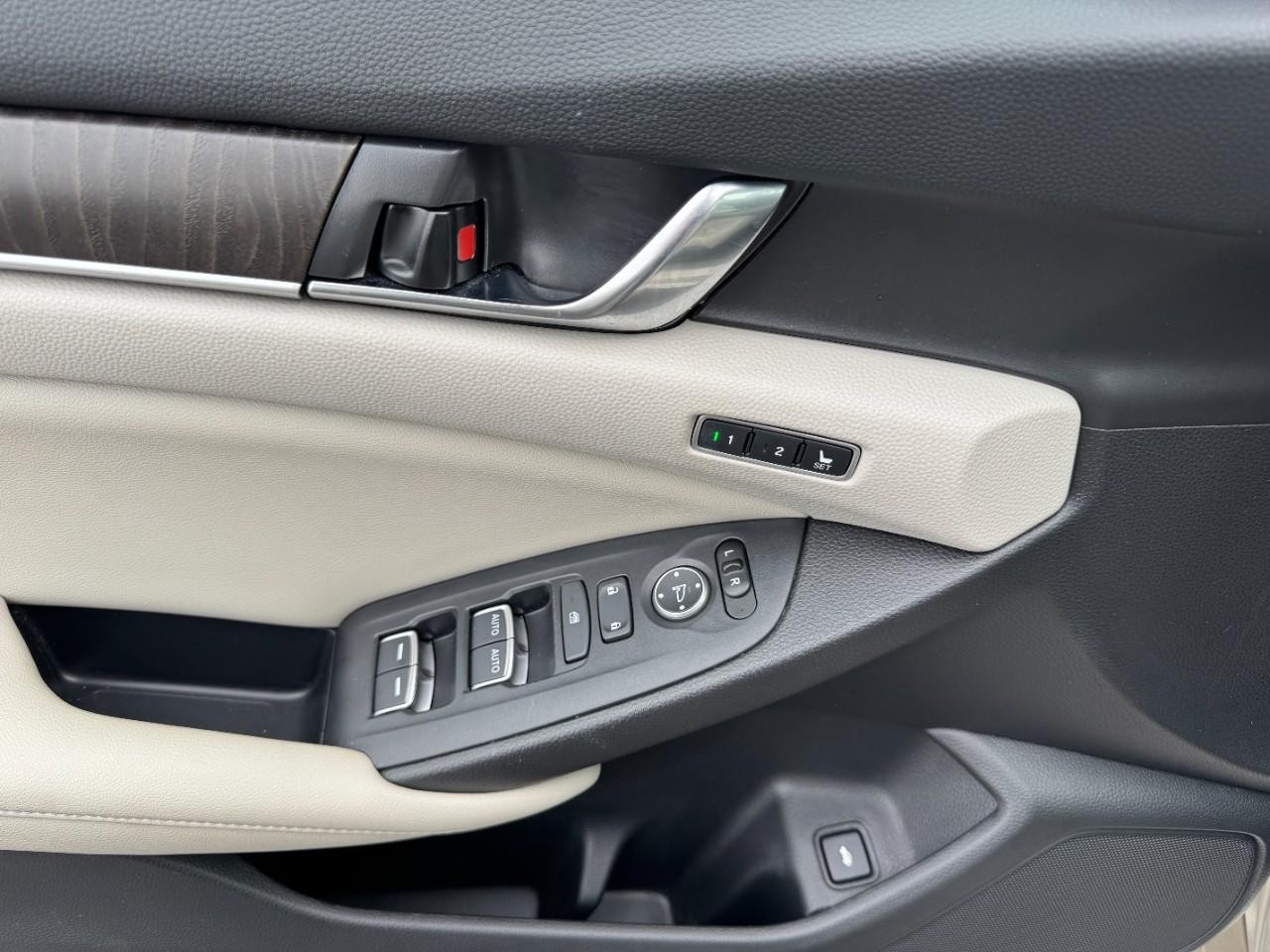 Honda Accord Sedan Vehicle Full-screen Gallery Image 19