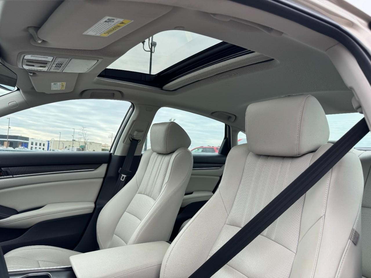 Honda Accord Sedan Vehicle Full-screen Gallery Image 20