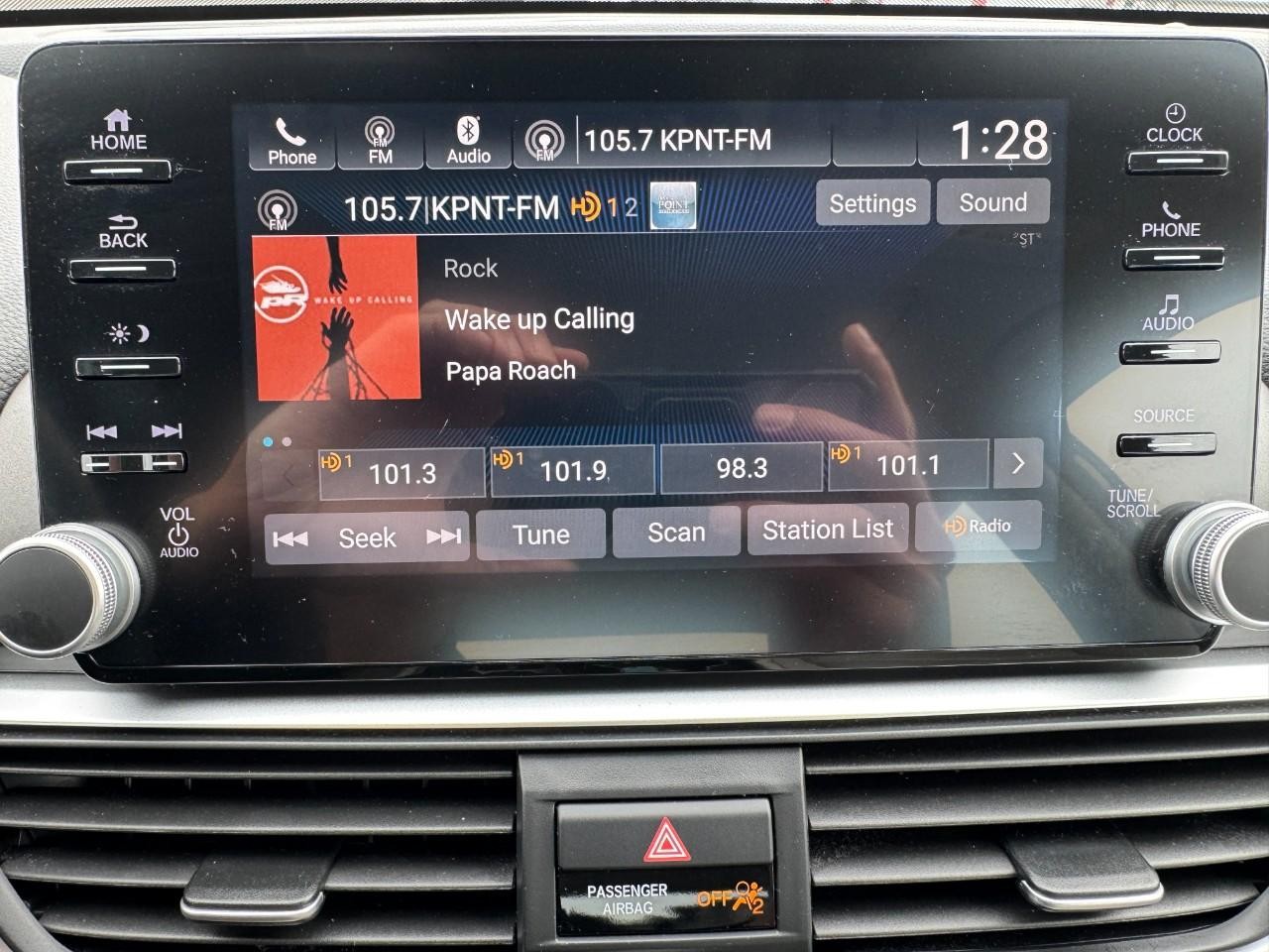 Honda Accord Sedan Vehicle Full-screen Gallery Image 24