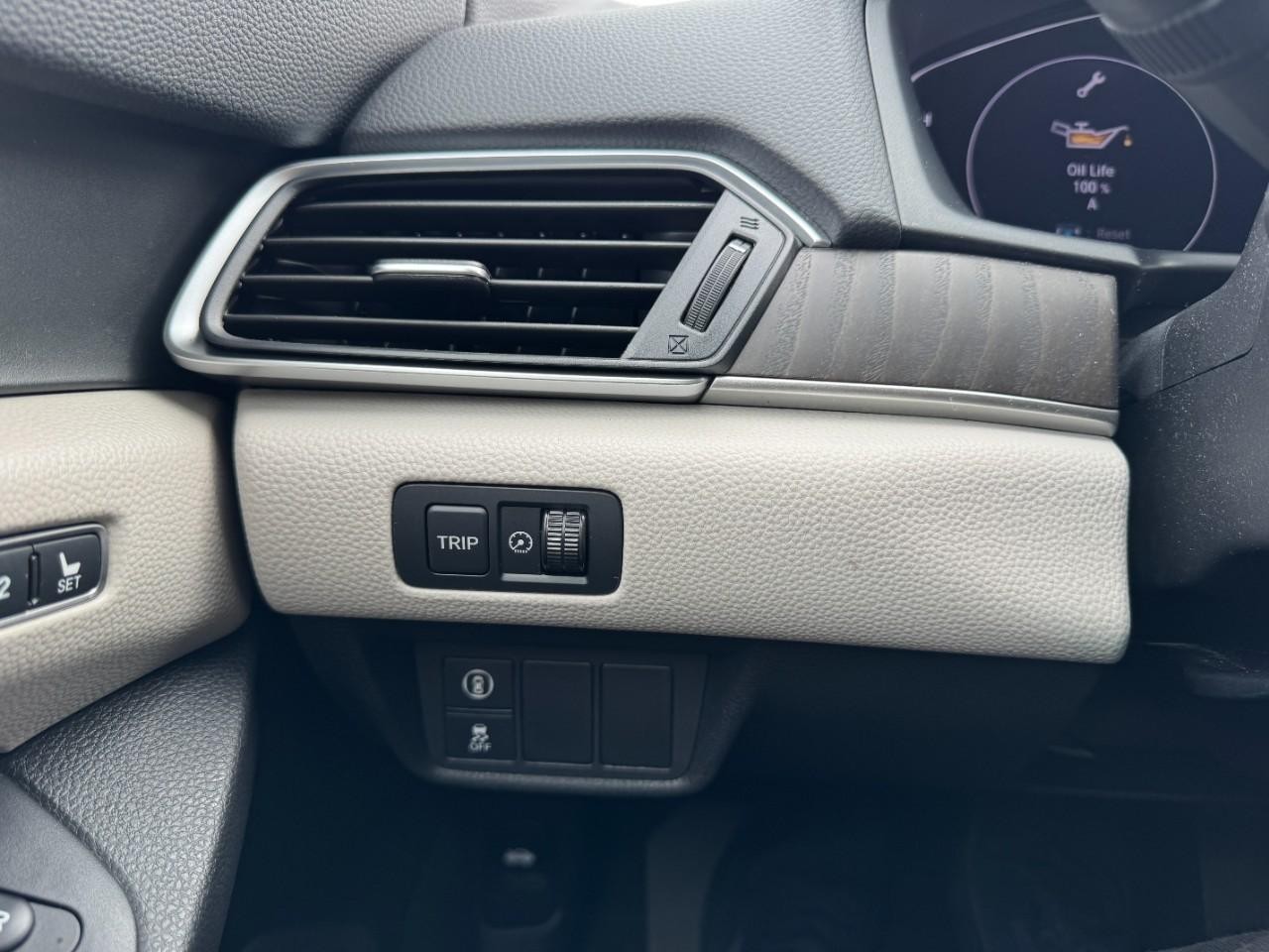 Honda Accord Sedan Vehicle Full-screen Gallery Image 25