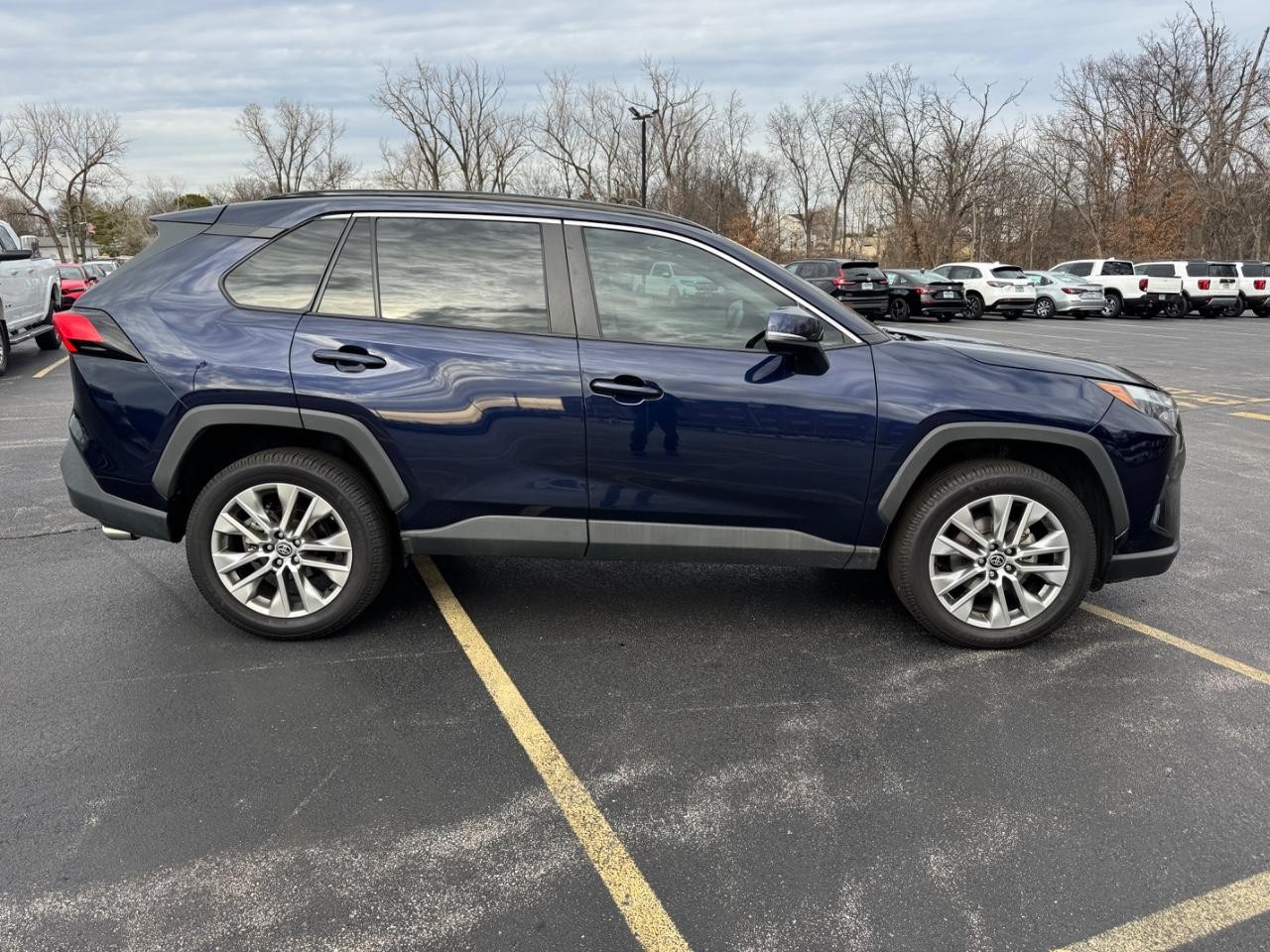 Toyota RAV4 Vehicle Full-screen Gallery Image 02