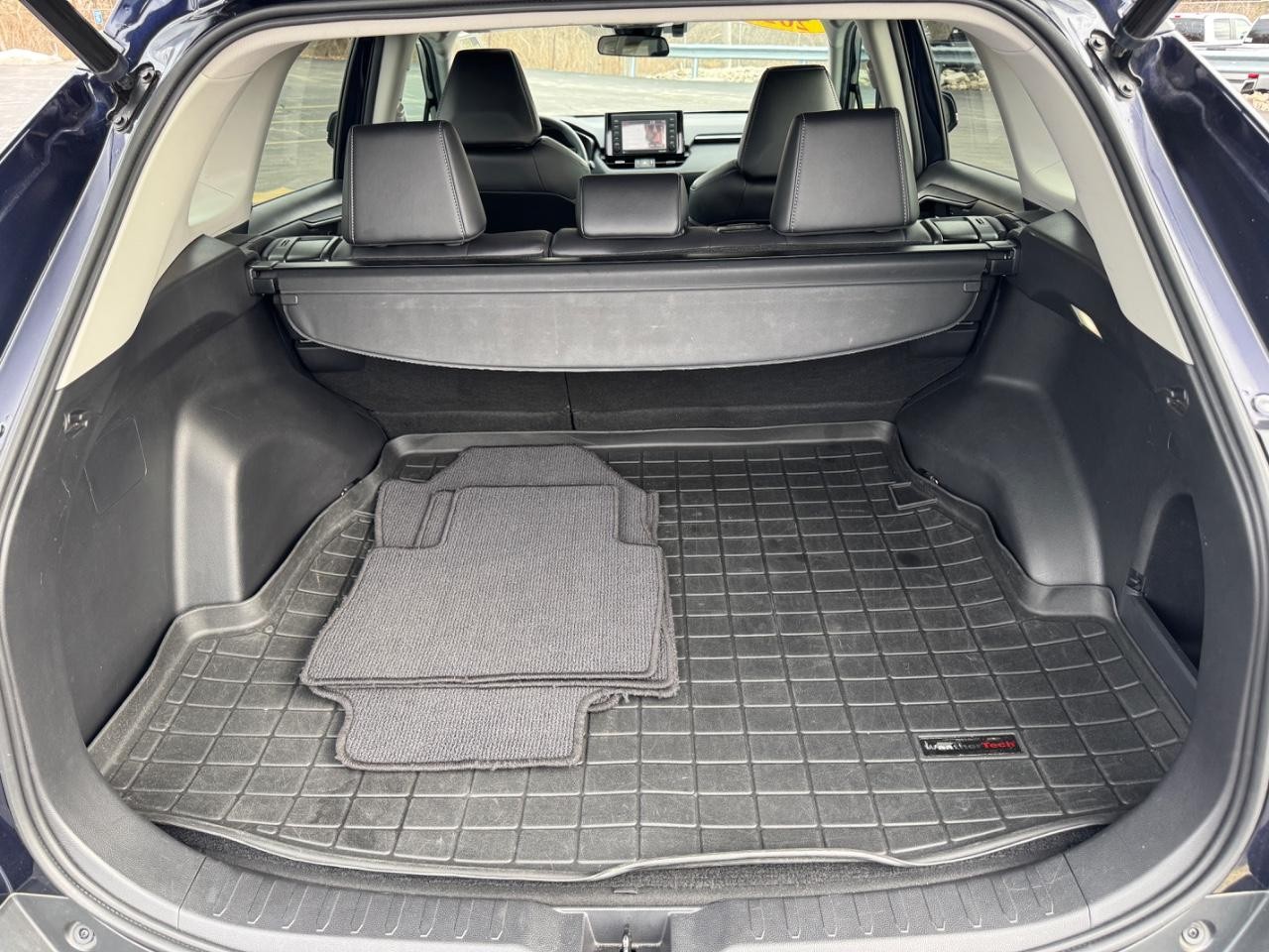 Toyota RAV4 Vehicle Full-screen Gallery Image 04