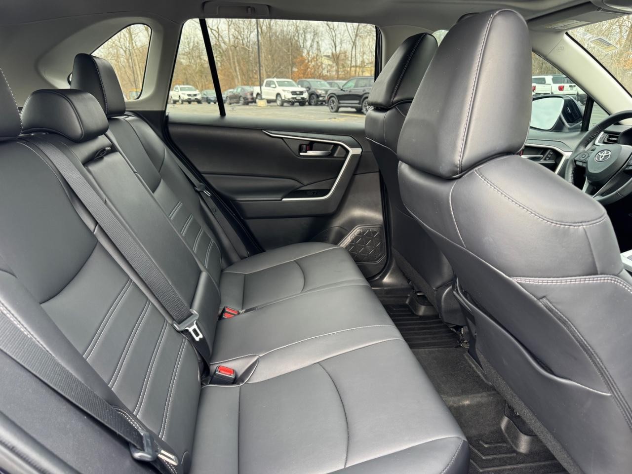 Toyota RAV4 Vehicle Full-screen Gallery Image 10