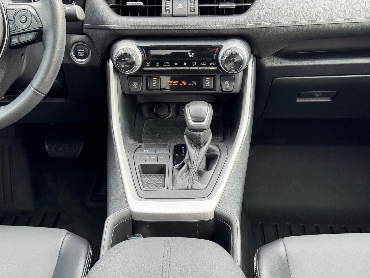 Toyota RAV4 Vehicle Full-screen Gallery Image 11