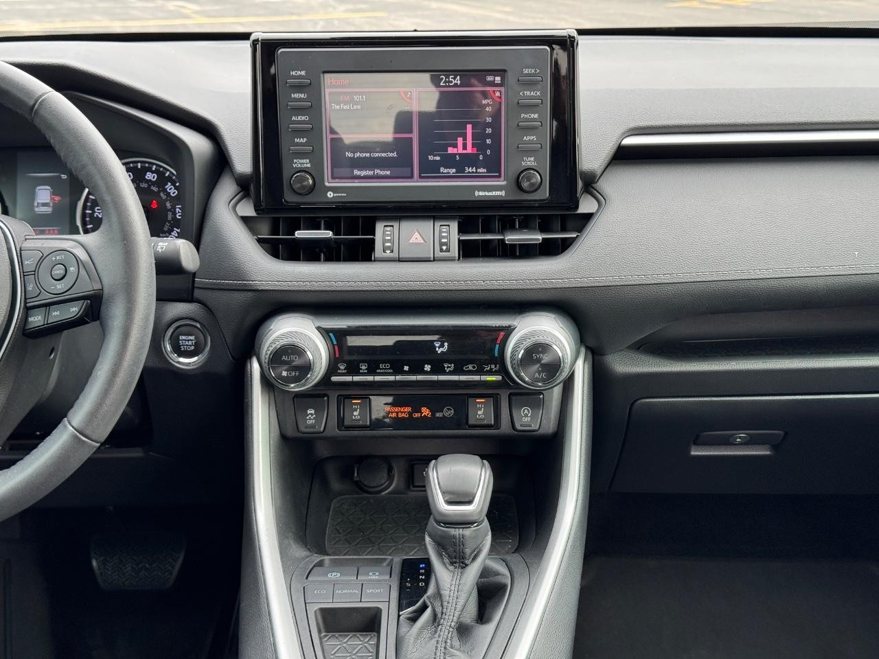 Toyota RAV4 Vehicle Full-screen Gallery Image 12