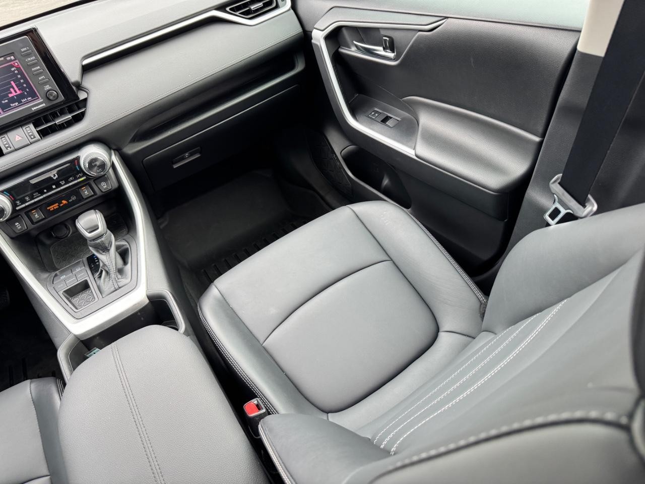 Toyota RAV4 Vehicle Full-screen Gallery Image 15