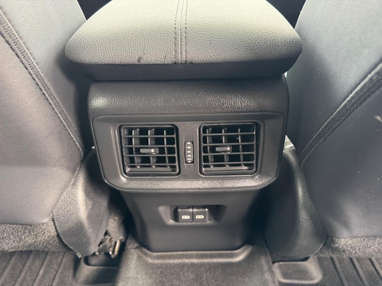 Toyota RAV4 Vehicle Full-screen Gallery Image 16