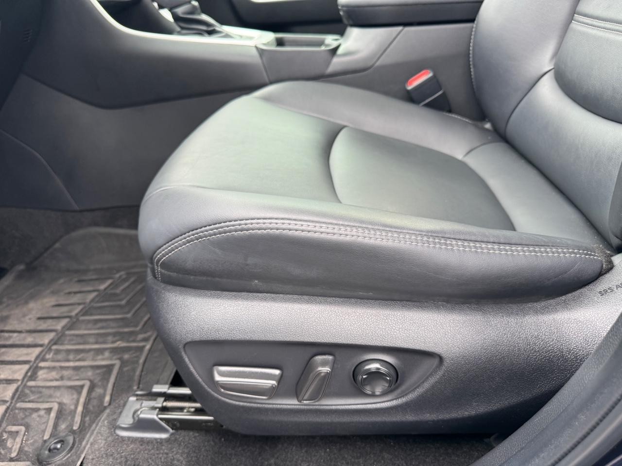 Toyota RAV4 Vehicle Full-screen Gallery Image 17