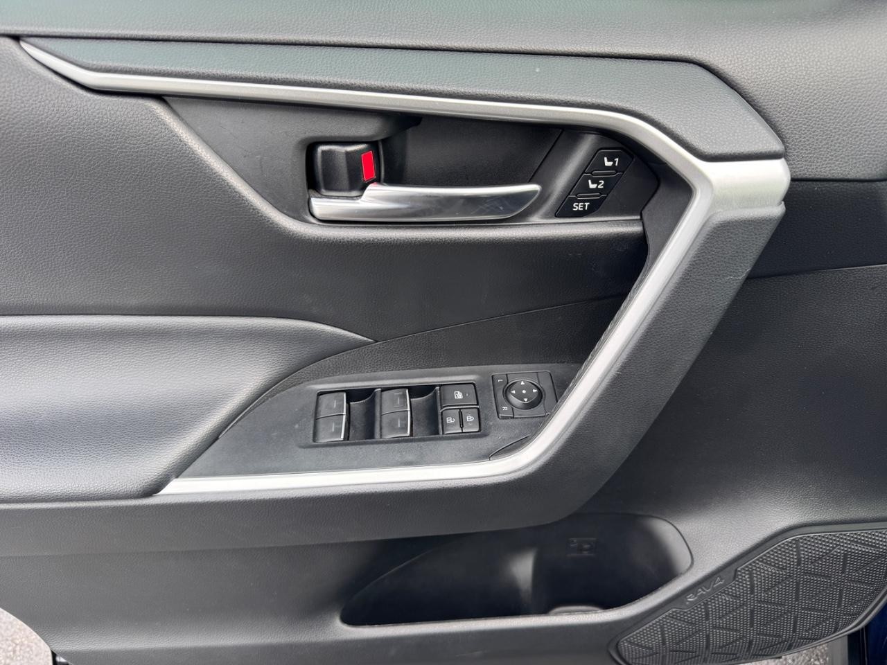 Toyota RAV4 Vehicle Full-screen Gallery Image 19