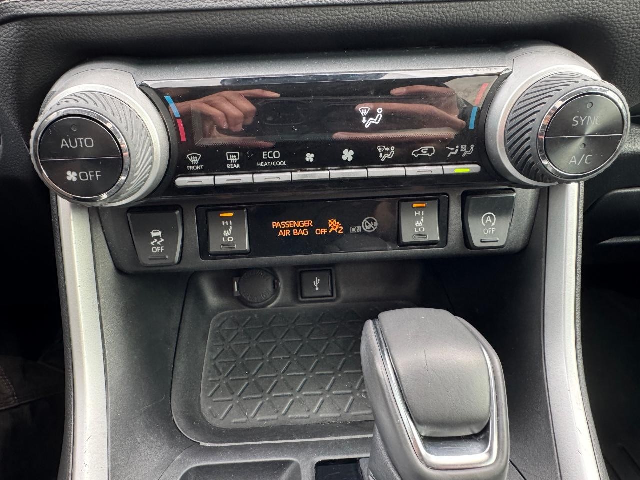 Toyota RAV4 Vehicle Full-screen Gallery Image 22