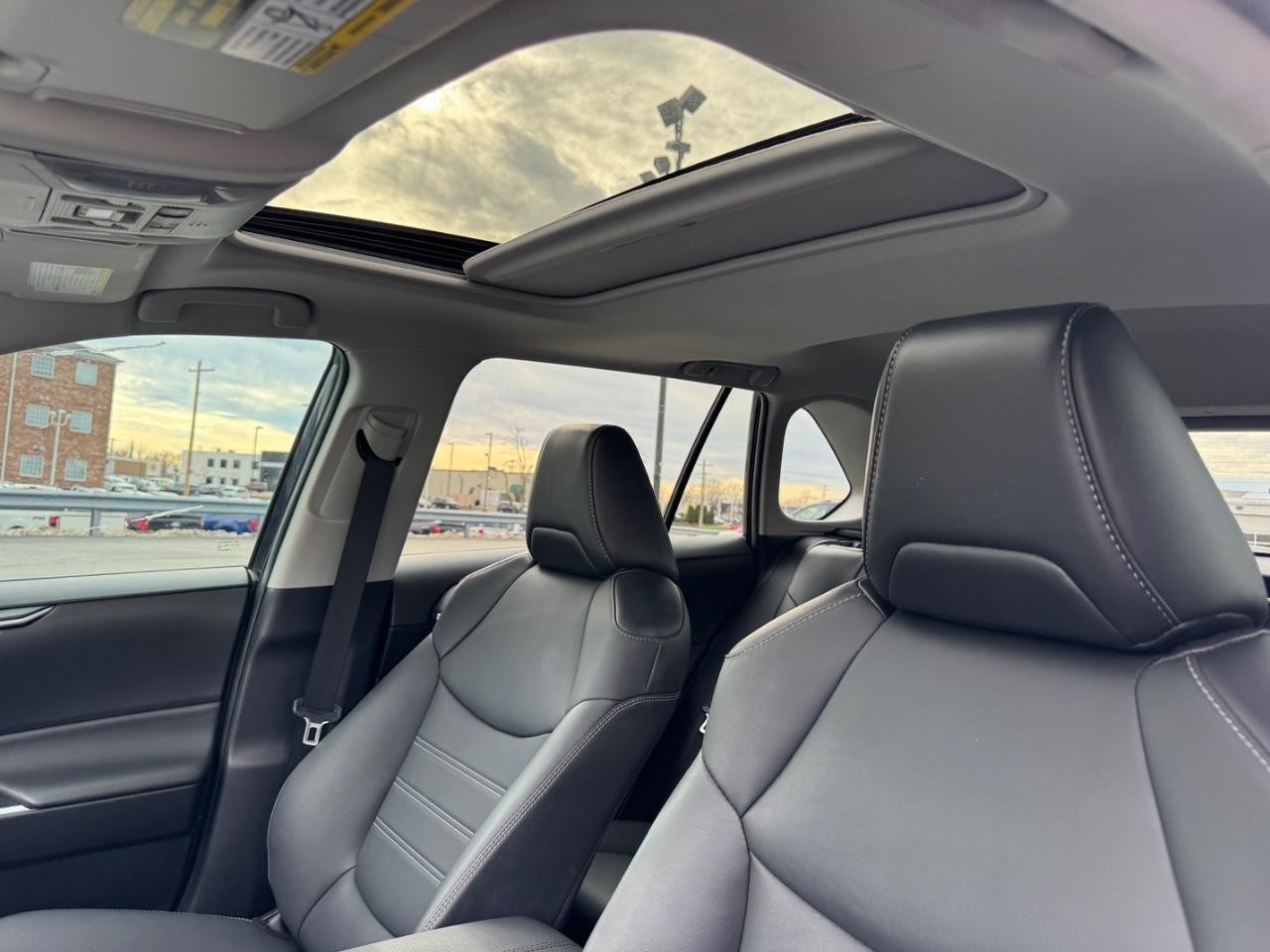 Toyota RAV4 Vehicle Full-screen Gallery Image 23