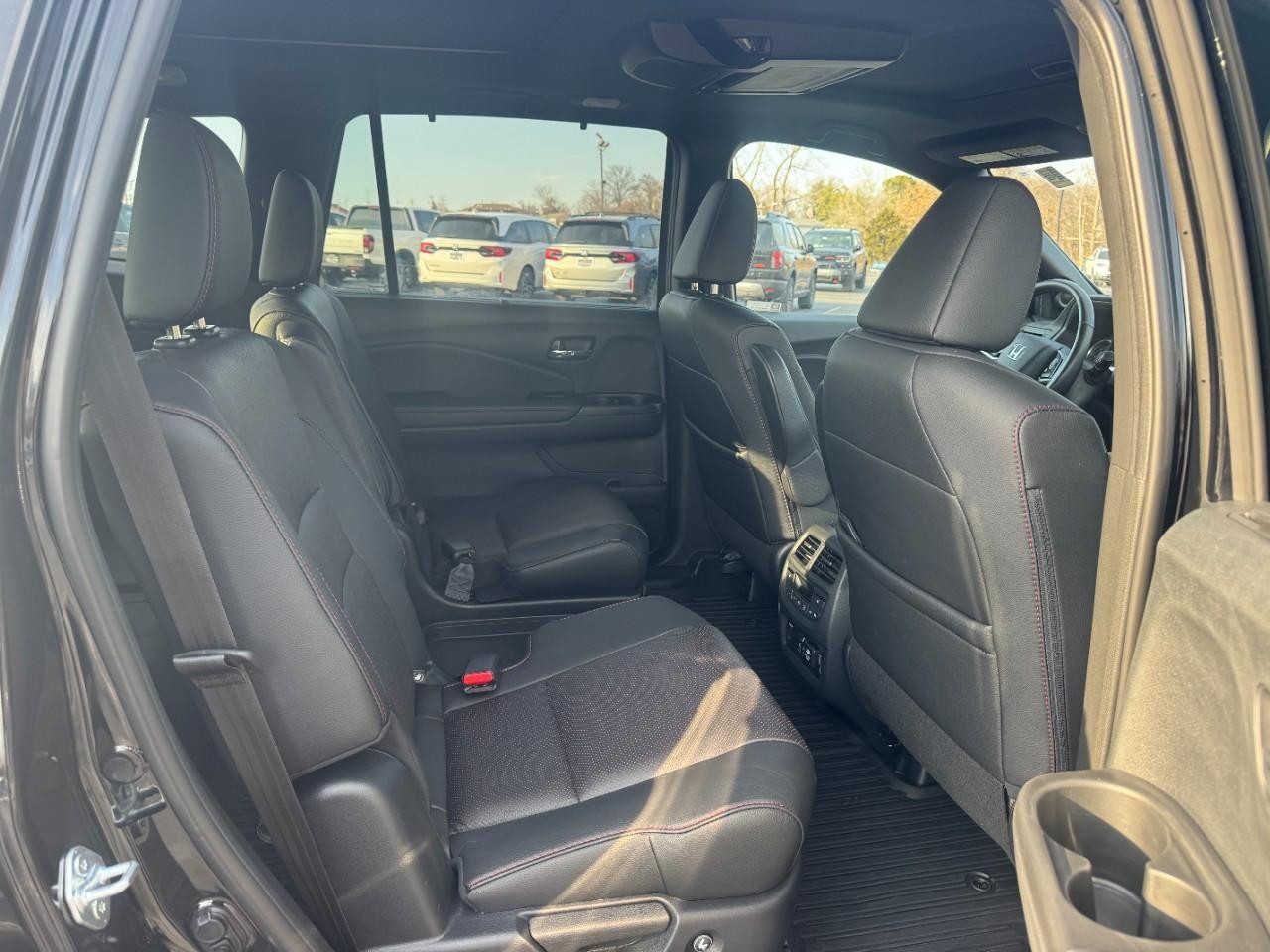 Honda Pilot Vehicle Full-screen Gallery Image 10