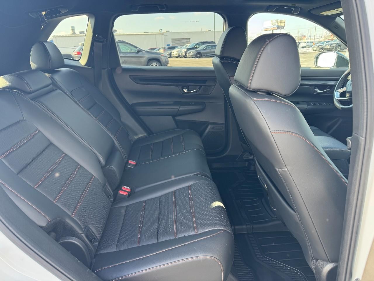 Honda CR-V Hybrid Vehicle Full-screen Gallery Image 10