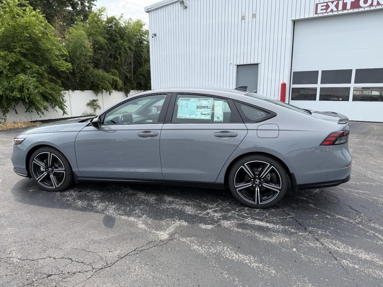 Honda Accord Hybrid Vehicle Full-screen Gallery Image 03