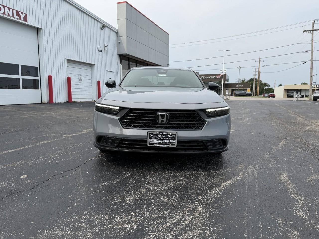 Honda Accord Hybrid Vehicle Full-screen Gallery Image 05