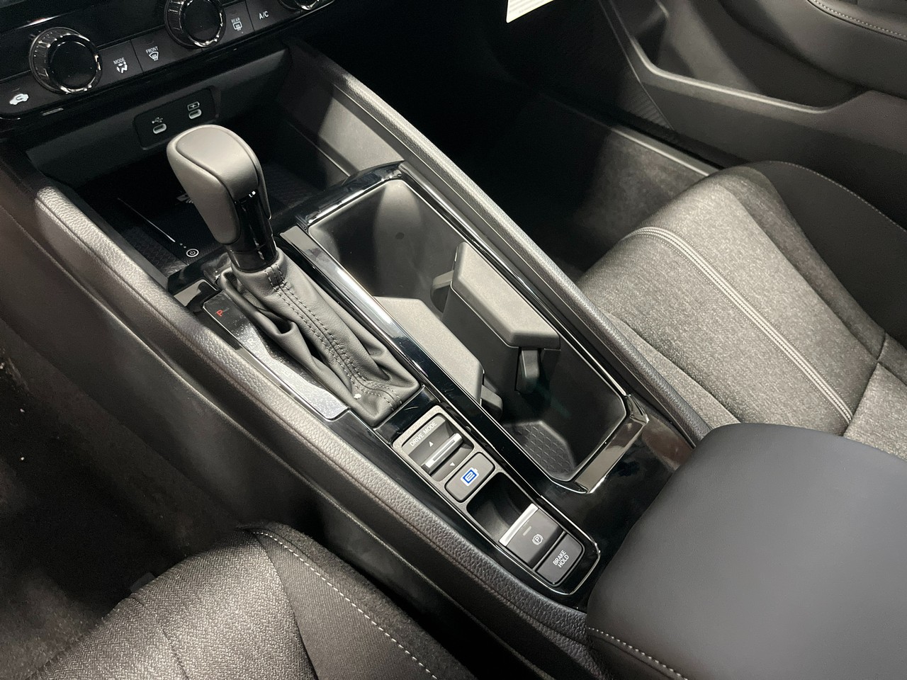 Honda Accord Hybrid Vehicle Full-screen Gallery Image 31