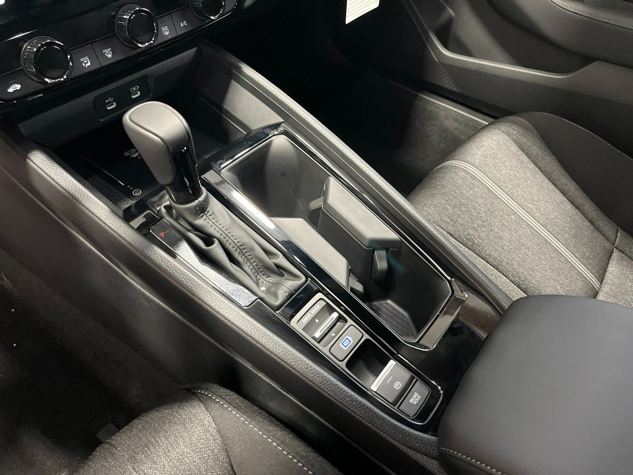 Honda Accord Hybrid Vehicle Full-screen Gallery Image 59