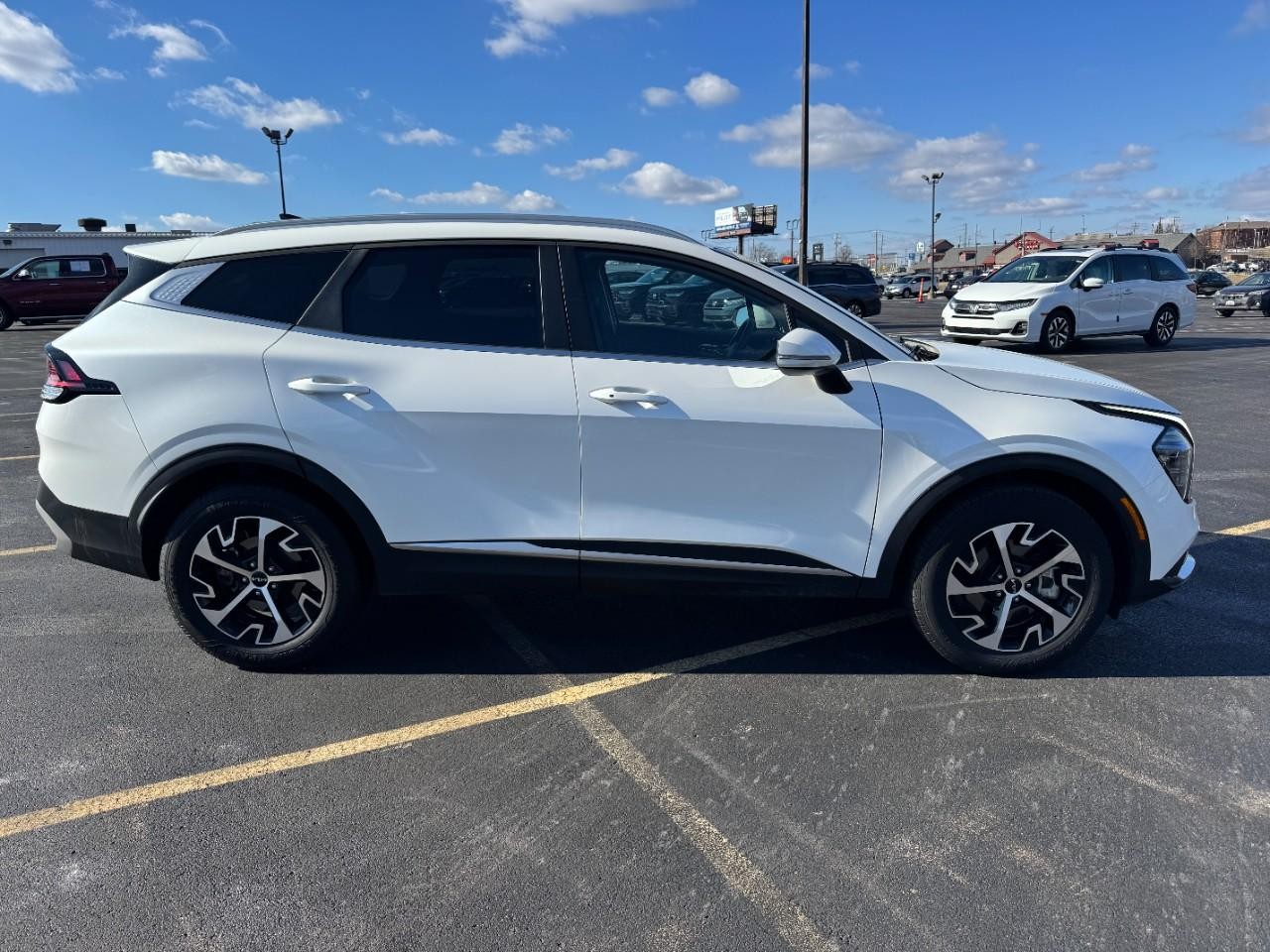 Kia Sportage Hybrid Vehicle Full-screen Gallery Image 02