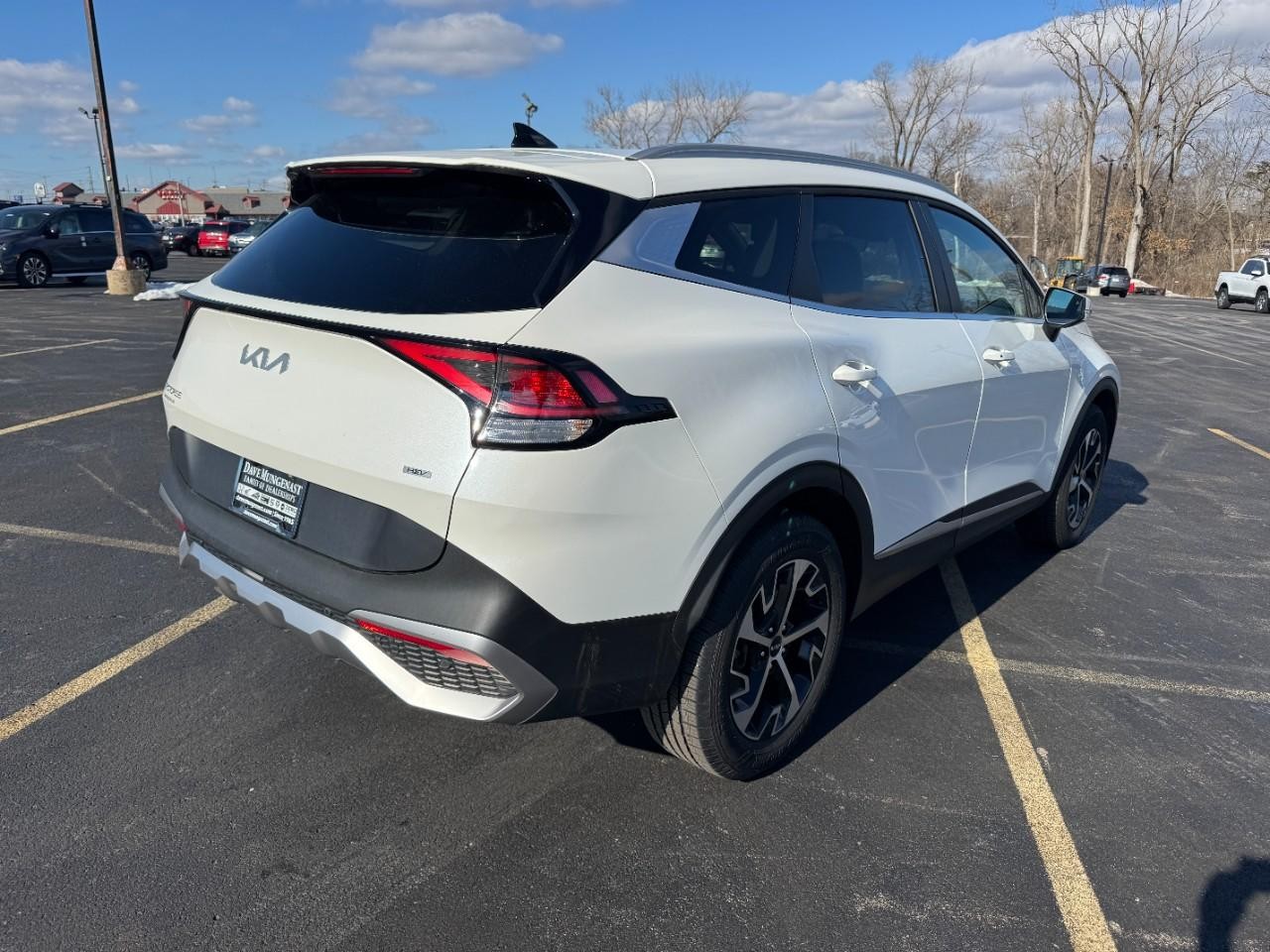 Kia Sportage Hybrid Vehicle Full-screen Gallery Image 03