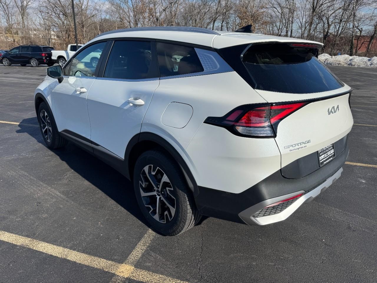 Kia Sportage Hybrid Vehicle Full-screen Gallery Image 06