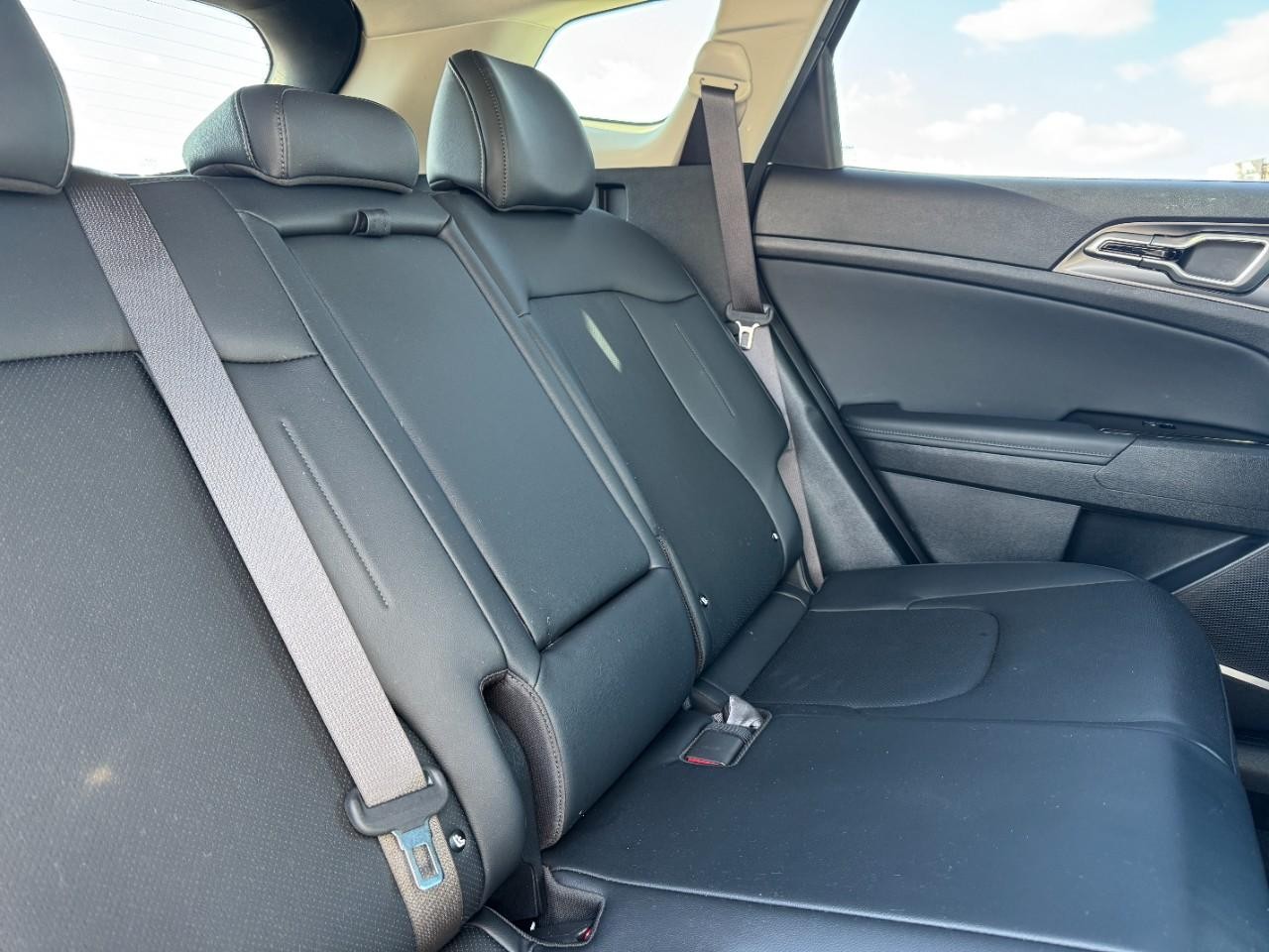 Kia Sportage Hybrid Vehicle Full-screen Gallery Image 10