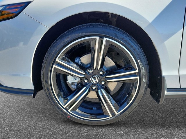 Honda Accord Hybrid Vehicle Full-screen Gallery Image 09