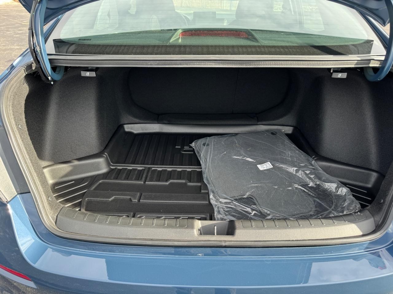 Honda Civic Sedan Hybrid Vehicle Full-screen Gallery Image 03