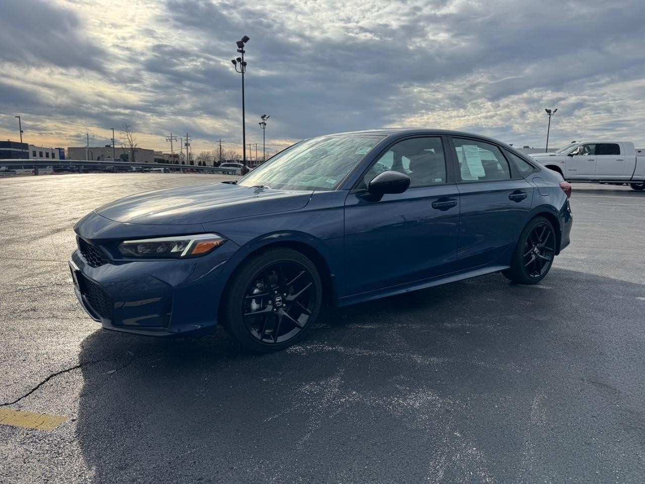 Honda Civic Sedan Hybrid Vehicle Full-screen Gallery Image 09