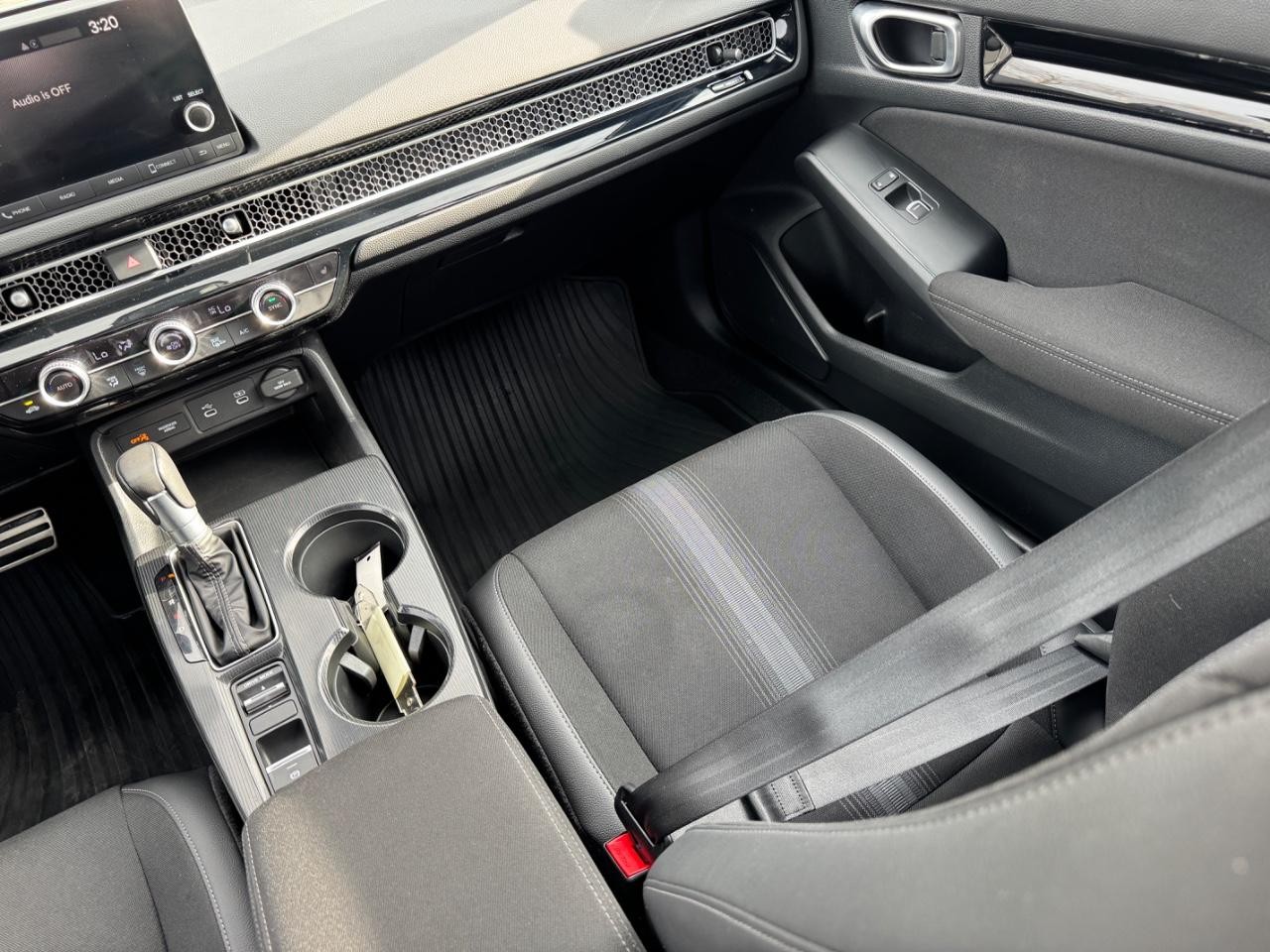 Honda Civic Sedan Hybrid Vehicle Full-screen Gallery Image 16