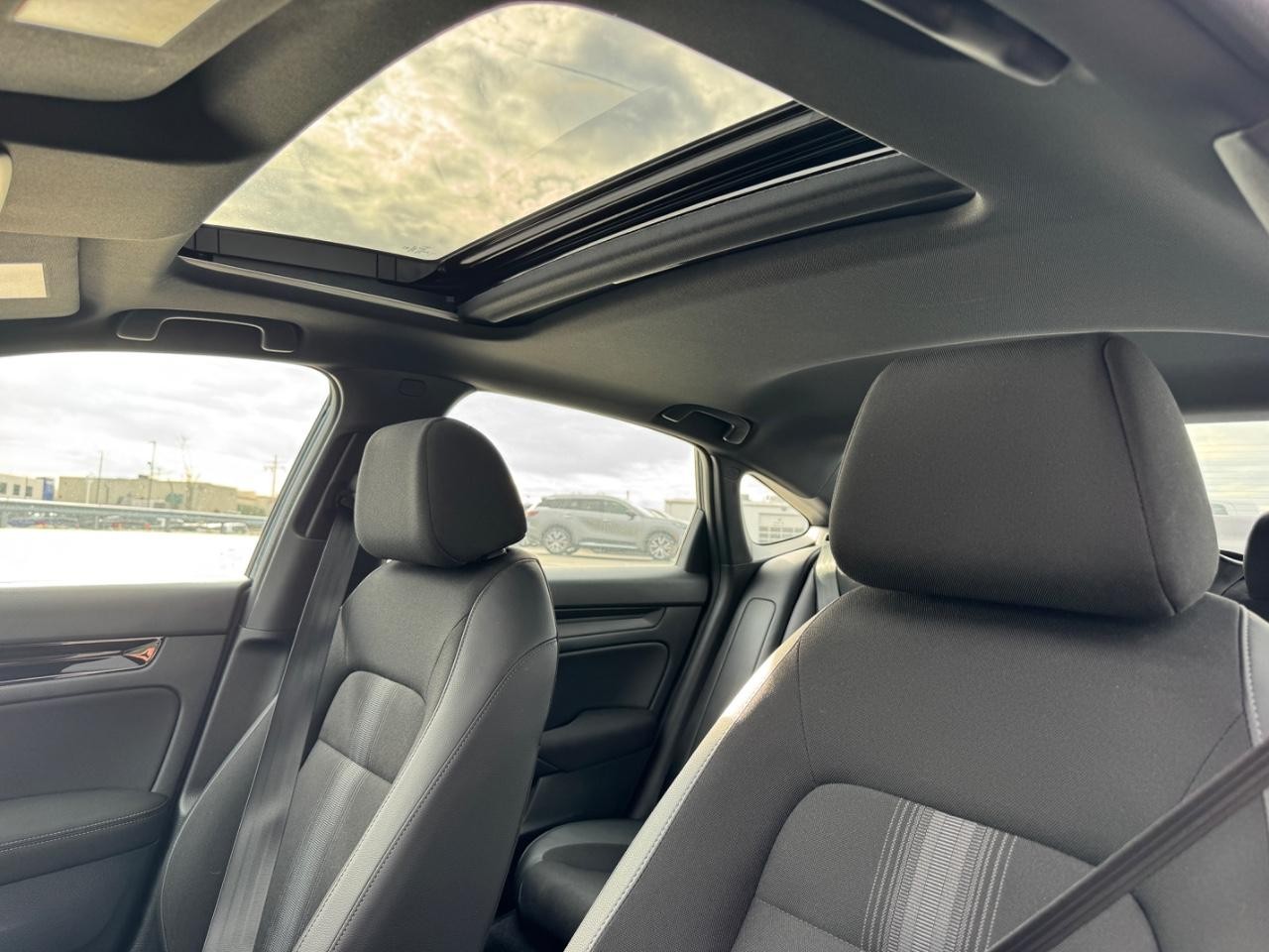 Honda Civic Sedan Hybrid Vehicle Full-screen Gallery Image 18