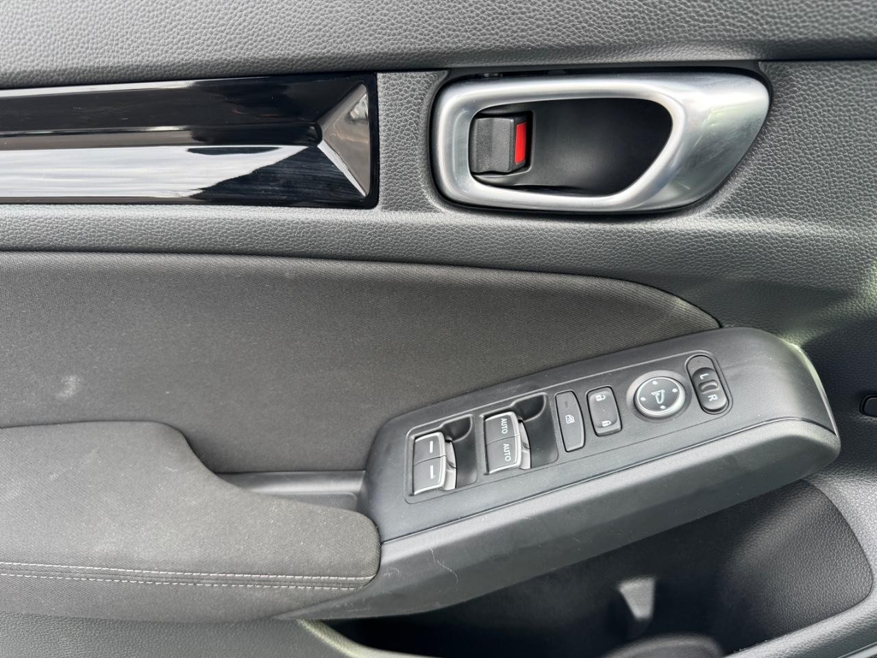 Honda Civic Sedan Hybrid Vehicle Full-screen Gallery Image 19