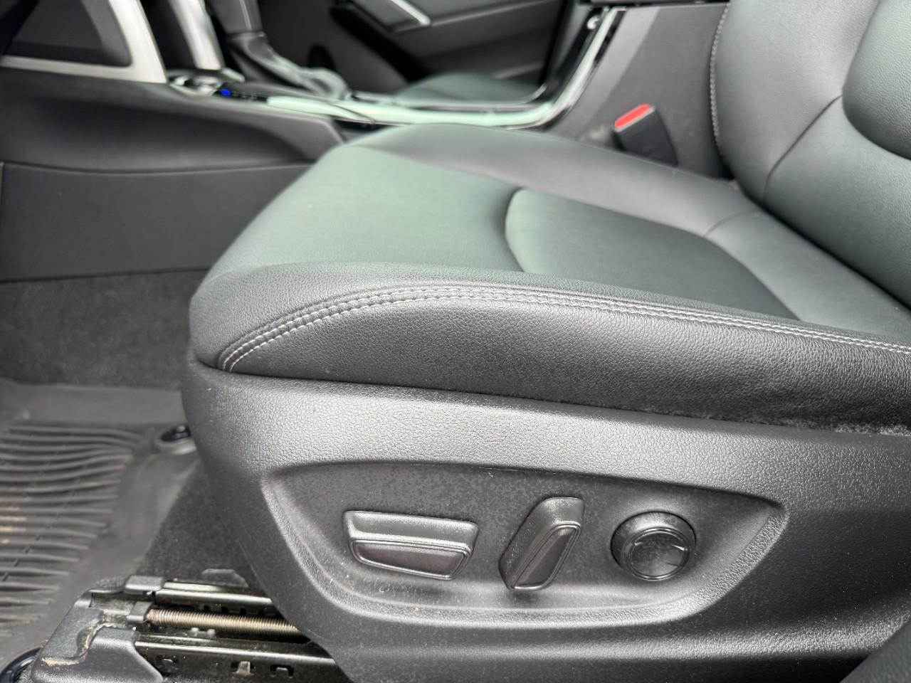 Toyota Corolla Cross Vehicle Full-screen Gallery Image 17