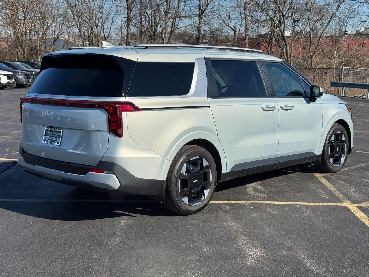 Kia Carnival Vehicle Full-screen Gallery Image 03