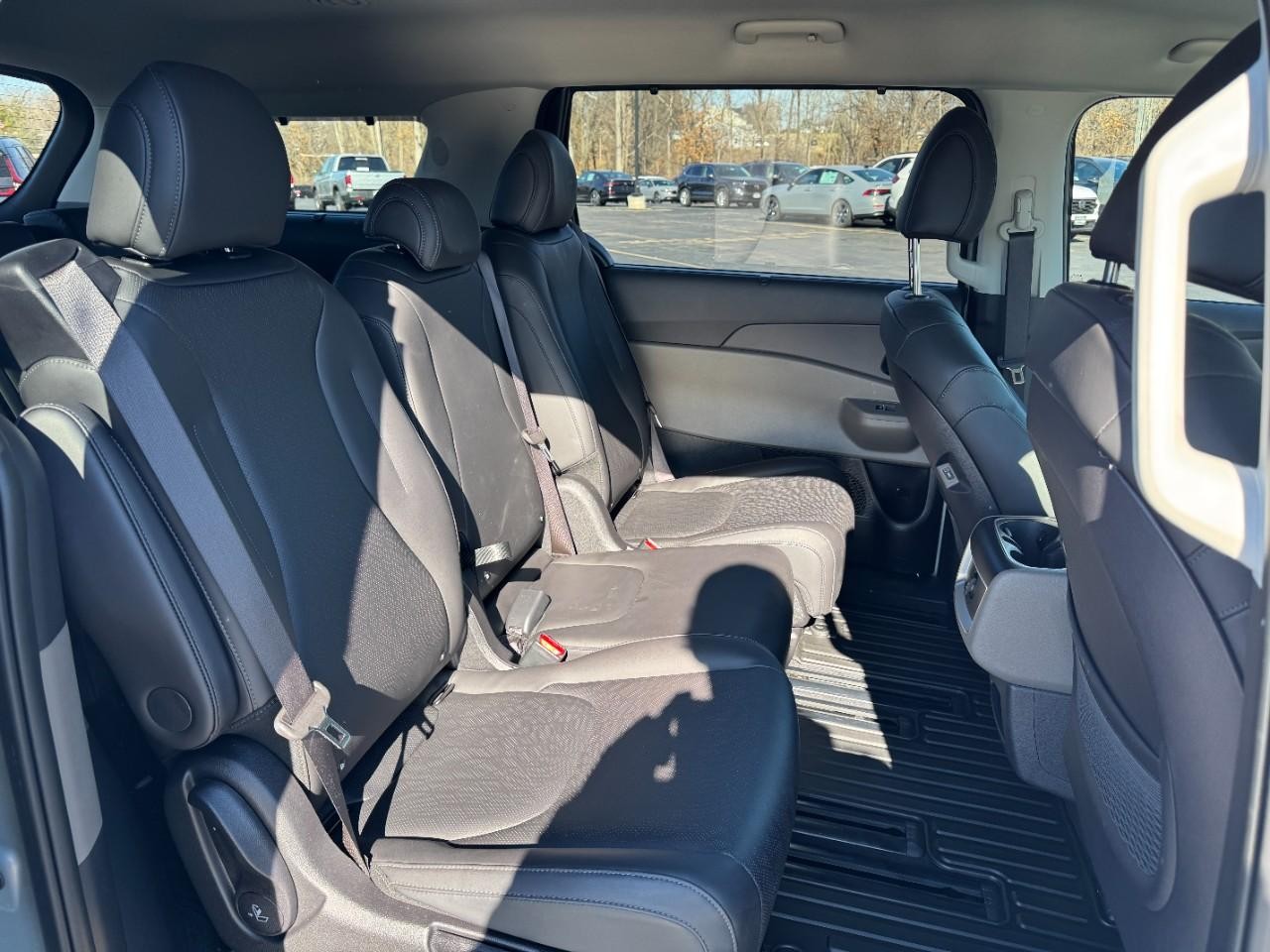 Kia Carnival Vehicle Full-screen Gallery Image 10