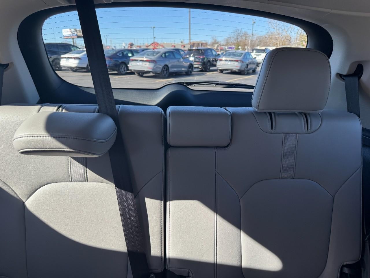 Honda Pilot Vehicle Full-screen Gallery Image 11