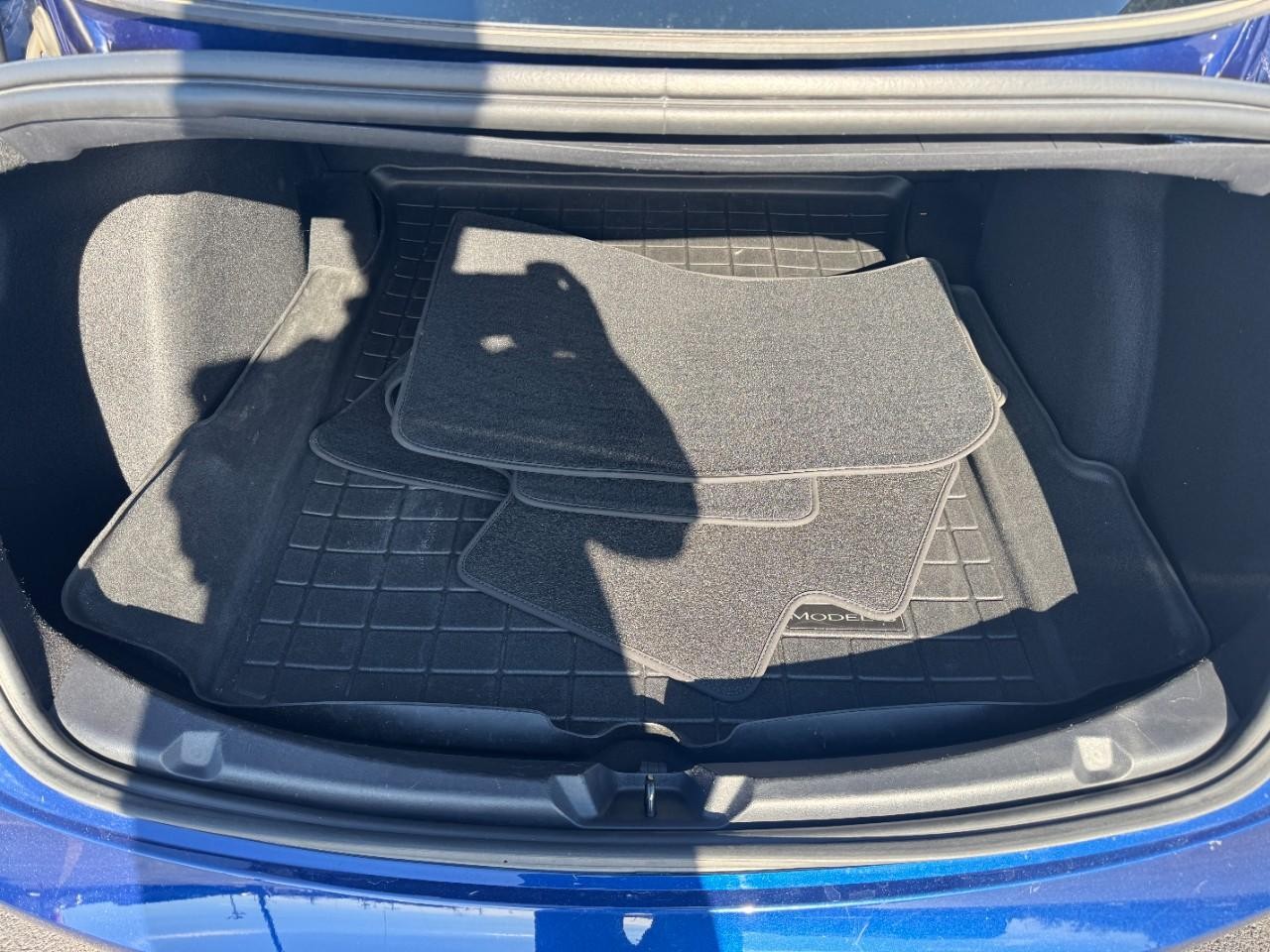 Tesla Model 3 Vehicle Full-screen Gallery Image 04