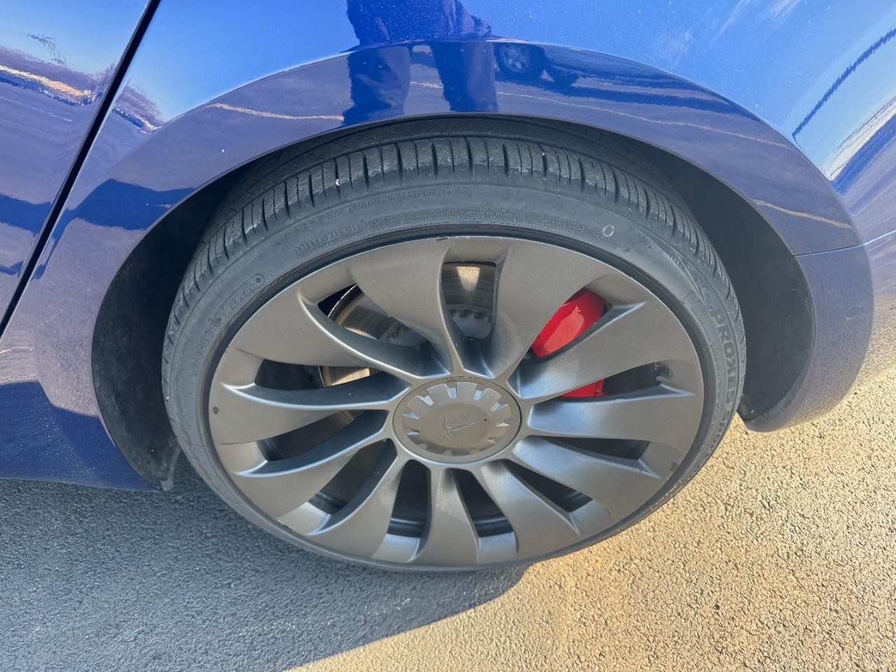 Tesla Model 3 Vehicle Full-screen Gallery Image 07