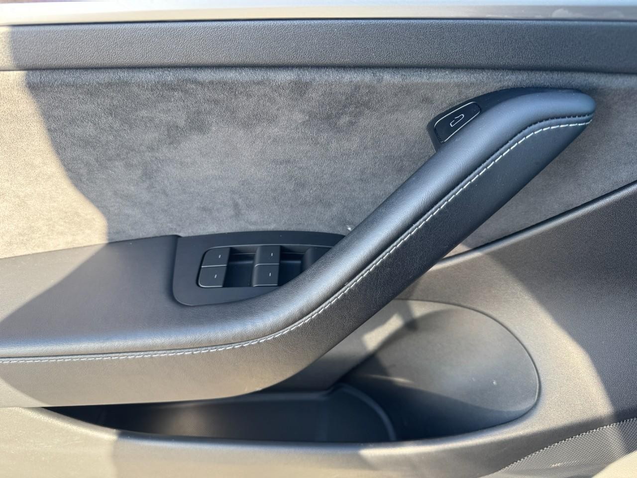 Tesla Model 3 Vehicle Full-screen Gallery Image 17