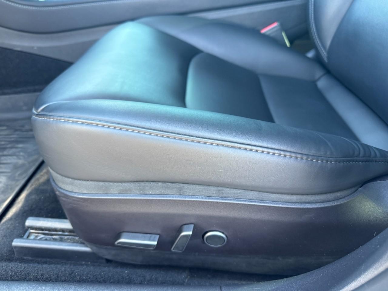 Tesla Model 3 Vehicle Full-screen Gallery Image 18