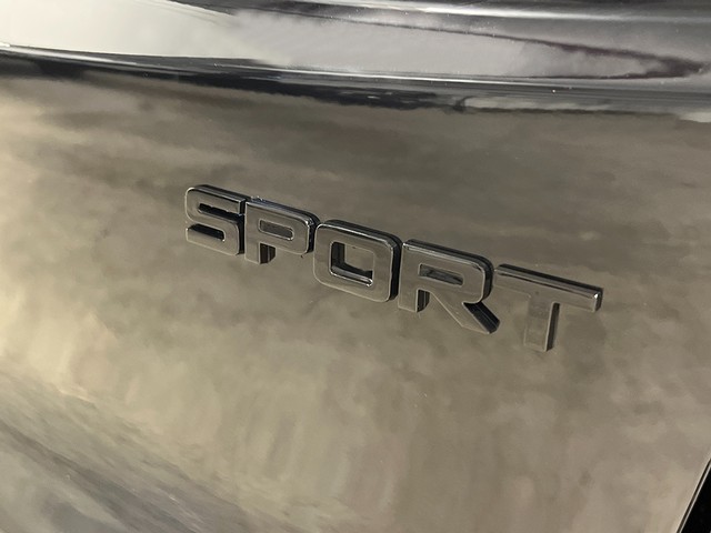 Honda CR-V Hybrid Vehicle Full-screen Gallery Image 07