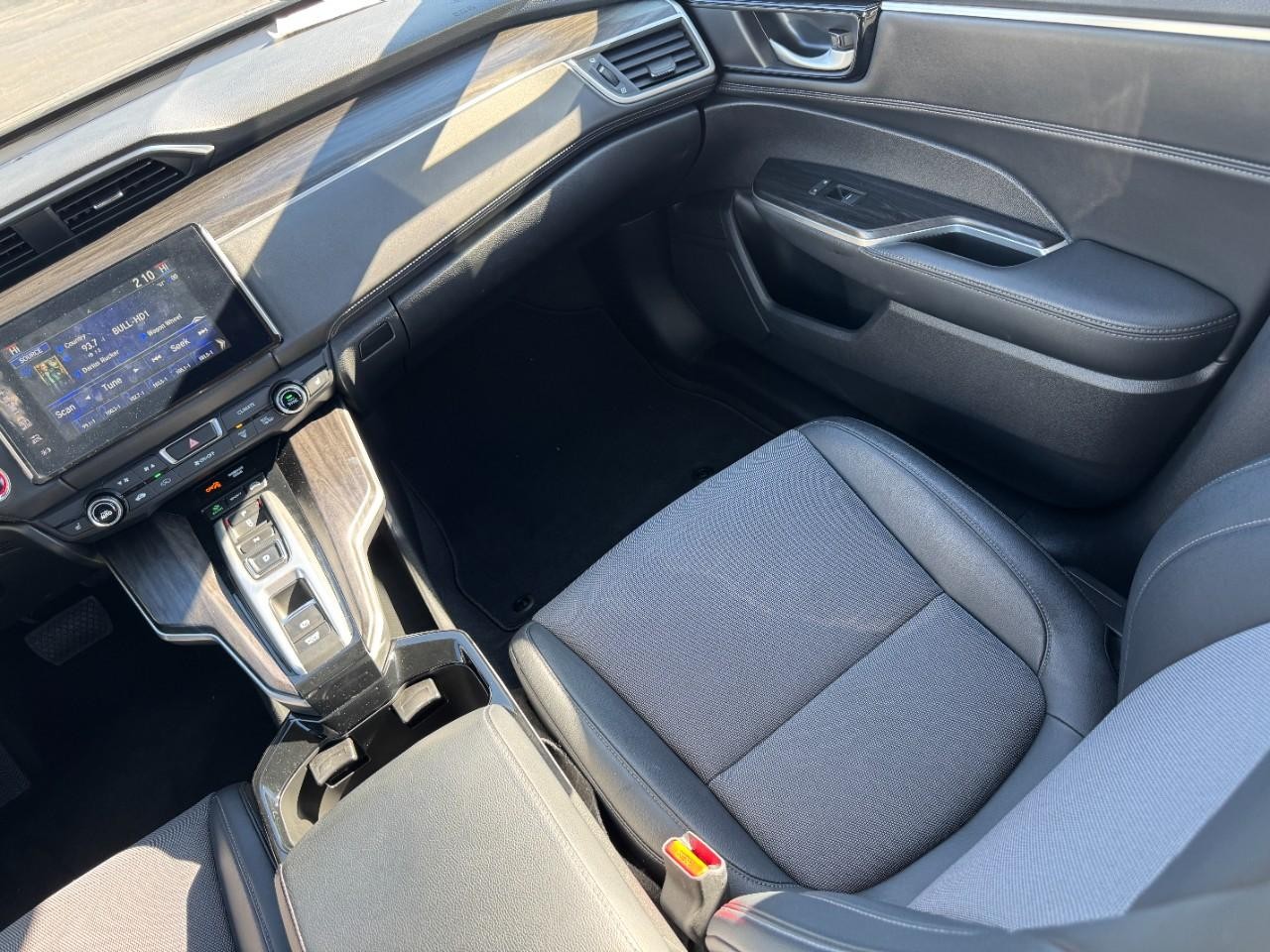 Honda Clarity Plug-In Hybrid Vehicle Full-screen Gallery Image 16